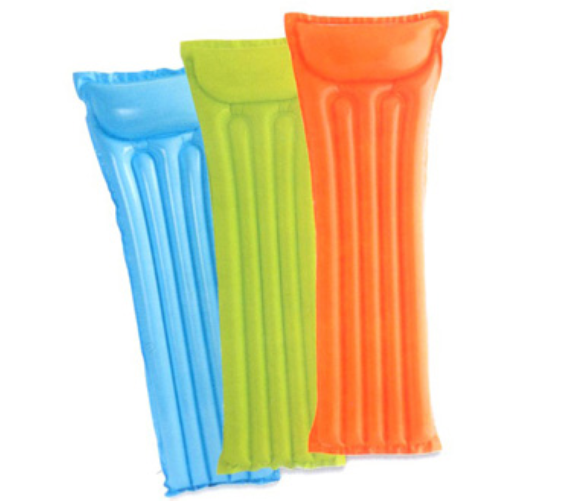 تشک بادی روی آب اینتکس، محصولی محبوب برای استراحت و تفریح در آب میباشد تا لحظاتی آرام و دلپذیر را در استخر، دریاچه یا ساحل تجربه کنید.