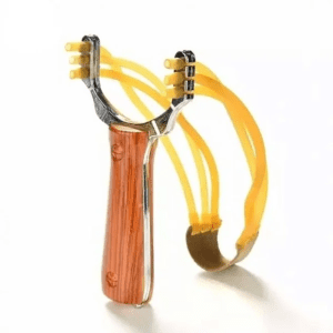 تیرکمان فلزی 3 کش، یک ابزار پرتاب سنتی است که با استفاده از کش‌های لاستیکی و یک بدنه فلزی، نیروی لازم برای پرتاب سنگ یا گلوله‌های کوچک را فراهم می‌کند.